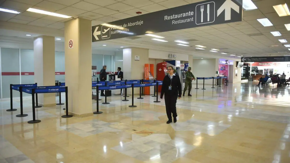 12 QUITAN ESTRUCTURAS PARA ANUNCIOS EN AEROPUERTO